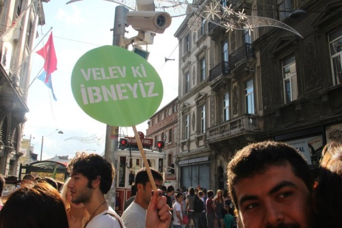 Haber | İzmir’de El Ele Yürüyen Eşcinsel Çift Saldırıya Uğradı