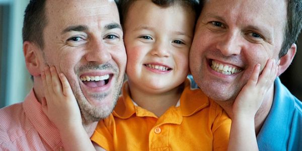 Haber | FRANSA’DA EŞCİNSEL EBEVEYNLER İÇİN ÖNEMLİ YASA KABUL EDİLDİ